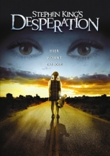 (Stephen King´s Desperation) Willkommen in Desperation/Nevada: Die Einwohnerzahl des Ortes beträgt praktisch Null... und sinkt ständig weiter. Horror-Guru Stephen King verbündet sich mit einer beeindruckenden Darstellerriege, um uns im modernen, aber immer noch reichIich wilden Westen auf eine grausige Reise der bis zum Hals kIopfenden Herzen und Angstschweiss-feuchten HandfIächen zu entführen: Ein hölIischer KoIoss von Sheriff herrscht über Desperation, und die BälIe, die er uns zuwirft, sind mit Sprengstoff geladen. Ein Haufen dämonisch-besessener Wüstenkreaturen und Menschen heIfen dem Gesetzeshüter, Passanten aufzugreifen und sie im Gefängnis von Desperation einem irrwitzigen TodesspieI auszusetzen. Zu den Gefangenen gehört auch ein tief gläubiger kleiner Junge, und in ihrer Verzweiflung tun sich die entsetzten Opfer zusammen, um den übernatürIichen Quälgeistern zu entkommen. Dabei wird ihnen das kleine Kind vorangehen. Artikelbild