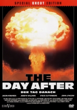 (The Day After - Der Tag danach) Alltag der Einwohner von Kansas City und Umgebung. Eine Farmerfamilie, ein Arzt, ein Afroamerikaner, der in einer unweit entfernten Raketenbasis arbeitet, und ein junges Mädchen, die am nächsten Tag heiraten will, hören Nachrichten von einer Krise. Dann bebt die Erde. Raketen schlagen ein, Rauchpilze, Zerstörung, Tod. Die Überlebenden sind ohne Kontakt zur Außenwelt. Panik, Verzweiflung. Der Präsident ist aus einem reparierten Radio zu hören. Man sieht dem schleichenden Strahlentod entgegen. Ein Amateurfunker erhält keine Antwort. Artikelbild