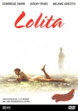 (Lolita (1997)) Im Sommer des Jahres 1947 verliebt sich Professor Humbert, ein Gentleman alter Schule, in Lolita, die erst 14jaehrige Tochter seiner Zimmerwirtin. Tatsaechlich gelingt es dem kultivierten Europaeer, dasMaedchen zu seiner Geliebten zu machen. Als Lolitas Mutter bei einem Unfall ums Leben kommt, ziehen die beiden ziellos durch Amerika, stets in der Angst, ihre skandaloese Beziehung koenne entdeckt werden. Zu spaet erkennt Humbert, dass Lolita seine Liebe unerwidert laesst und sie es ist, die ihn schliesslich gar zum Moerder macht. Artikelbild