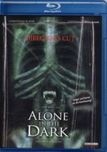 (Alone in the Dark - Director´s Cut) Der auf unerklärliche und übernatürliche Phänomene spezialisierte Privatdetektiv Edward Carnby (Christian Slater) hat von einer Reise ein metallenes Artefakt der vor über 10.000 Jahren untergegangenen Abkani-Zivilisation mitgebracht. Während Carnbys Ex-Freundin, die Archäologin Aline Cedrac (Tara Reid), herauszufinden versucht, was es mit dem goldenen Überbleibsel auf sich hat, passieren merkwürdige Dinge: 19 unbescholtene Bürger verlassen ihre Familien und Arbeitsplätze und werden zu todbringenden Zombies, friedfertige Menschen werden von blutrünstigen Kreaturen angegriffen. Hinter all dem scheint der skrupellose Professor Lionel Hudgens (Mathew Walker) zu stecken, der das verschollen geglaubte Geheimnis der Abkani für sich nutzen will: die Kontrolle über das Tor zwischen unserer Welt und dem Reich der dunklen Mächte. In einer verfallenen Goldmine kommen Carnby, Aline und sein Ex-Kollege und Rivale, der Regierungsagent Burke (Stephen Dorff), der grausamen Wahrheit auf die Spur. Einer Wahrheit, die ihren Ursprung in Carnbys Kindheit hat ... Artikelbild