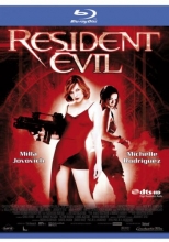 (Resident Evil) Tief unter der Erde von Racoon City liegt das kilometerweite Fabrikgelände des High-Tech-Konzerns Umbrella Corporation, Arbeitsplatz für über 500 Wissenschaftler, Handwerker und Wachpersonal. Als dort eines schlechten Tages ein biochemisches Experiment aus dem Ruder läuft, tötet der hauseigene Kontrollcomputer sämtliche Insassen per Nervengift. Ein von außen eindringendes Einsatzkommando der Armee muss sich daraufhin nicht nur mit dem Computer, sondern auch mit den zombiefizierten Toten auseinandersetzen. Artikelbild