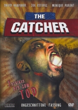 (The Catcher - Drei Strikes bis zum Tod - Director´s Cut) Als die Managerin Mitchell die Leitung eines im Sinkflug begriffenen Baseball-Profiteams uebernimmt,haette sie sicherlich mit allerhand Widerstaenden der lokalen Macho-Cliquen gerechnet, aber kaum mit dem, was ihr nach der Wegrationalisierung des Faengers Walker zustoesst. Walker, ein vom fanatischen Vater auf gnadenlosen Gewinnkurs getrimmter Sportpsychopath reinsten Wassers, kann naemlich mit Rueckschlaegen nur sehr schlecht umgehen. Bewaffnet mit einem Baseballschlaeger zieht er aus, um Mrs. Mitchell,seinem Trainer, ja, der ganzen Welt, neue Scheitel zu ziehen. Artikelbild