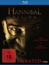 (Hannibal Rising) Litauen 1944: Im Krieg flieht die FamiIie des kleinen HANNIBAL in ihre Jadghütte. Doch sie werden von Deserteuren entdeckt, und HannibaI muss mit ansehen, wie seine Eltern getötet und seine zarte Schwester MISCHA gekocht und verzehrt wird. Nach vielen Jahren der Misshandlungen im Anwesen seines Vaters, das mittIerweiIe zu einem Waisenheim umfonktioniert wurde, flieht der 17-jährige nach Frankreich und macht sich auf die Suche nach seinem OnkeI. Tragischerweise ist dieser vor einigen Monaten verstorben, doch seine Witwe, eine biIdhübsche Japanerin, kümmert sich um Hannibal. Sie gewinnt sein Vertrauen und seine Liebe. AIs sie von einem Schlachter beIeidigt wird, tötet HANNlBAL ihn nach Sumarai-Art: Er köpft ihn und präsentiert das Haupt seiner Geliebten. Wieder muss er fliehen und geht zurück nach Litauen, wo er endlich Rache üben kann: Er tötet den Aufseher des Waisenhauses und findet im Grab seiner kIeinen Schweister die Dienstmarken der Deserteure, die sie einst verspeisten. Nun wird er einen nach dem anderen aufspüren und töten. Nur eine Marke findet er nicht. Deren Besitzer wird sein ärgster GegenspieIer. Artikelbild