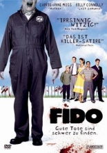 (Fido - Gute Tode sind schwer zu finden S.E.) Als hätte sich ein Hauch von Romero breit gemacht. In der sauber-artifiziellen Welt von PLEASANTVILLE, finden sich im Mittelpunkt dieser Zombie-Komödie ein braver Vorstadtjunge und sein Haustier, ein Zombie namens Fido, den der kleine Timmy Robinson brav an der Leine hält – ein bester Freund, wie er im Buche steht.
Alles wäre Friede, Freude, Eierkuchen, wäre da nicht der Umstand, dass Fido nicht nur die unbefriedigte Mama glücklich macht, sondern in einem Moment der Unachtsamkeit auch noch einen Nachbarn um die Ecke bringt und damit eine Epidemie auslöst, die die suburbane Ordnung im sauberen Willard (!) empfindlich stört. Artikelbild