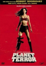 (Planet Terror) Ein biologisches Experiment geht schief und fortan treibt eine Horde Zombies ihr Unwesen. Bekämpft werden sie von einer Gruppe rebellischer, bewaffneter Jungs und Mädels auf Motorrädern, die versuchen, den Monstern das `Un-Tot-Sein` schwer zu machen. Vor allem die Hauptprotagonistin - eine sexy Schönheit mit einer Maschinengewehr-Beinprothese - verbreitet Angst und Schrecken unter den menschenfressenden Ungeheuern. Robert Rodriguez fährt alles auf, was Hollywoods Effekt-Magier zu bieten haben - Unmengen Kunstblut, fliegende Gedärme, zerplatzende Köpfe, Explosionen und Schießereien - gut nur, dass das alles augenzwinkernd und mit rabenschwarzem Humor erzählt wird. Artikelbild