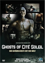(Ghosts of Cité Soleil) Kein Hollywood-Film, sondern ein Zeugnis vom gefährlichsten Ort dieser Welt: Cité Soleil.
Haiti 2004:
Gegen die heranrückende Rebellenarmee und die landenden UN-Truppen mobilisiert Präsident Aristide seine treuesten und gefährlichsten Anhänger, die Gangs von Cité Soleil, einem Slumvorort von Port-au-Prince. Die Gangleader dieser „Chimères“ („Geister“) sind die Herrscher der Slums, schwer bewaffnet, immer bereit zu töten oder zu sterben. Ihr Leben, ihre letzten Tage zwischen Drogen, Hip Hop, Waffen und Sex dokumentiert ganz hautnah der dänische Filmemacher Asger Leth. Die Protagonisten des Films, ahnend, dass sie nicht mehr lange zu leben haben, nehmen ihn mit auf ihrem Trip durch die Hölle. Artikelbild