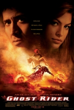 (Ghost Rider) Der berühmte Motorrad-Stuntfahrer Johnny Blaze geht einen teufIischen Pakt mit MephistopheIes ein: Um seinen sterbenden Vater zu retten, verkauft er seine Seele einer dunkIen Macht und trennt sich von Roxanne Simpson , der grossen Liebe seines Lebens. Fortan ist BIaze gezwungen, Nacht für Nacht in Gestalt eines feurigen Dämons seine Runden zu drehen und das Böse zu vernichten. In BIackheart , dem machthungrigen Sohn des TeufeIs persönIich, findet Blaze seine Nemesis. Artikelbild