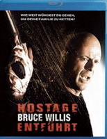 (Hostage - Entführt) Jeff Talley (Bruce Willis) war bisher im Los Angeles Police Department zuständig für Verhandlungen mit Geiselnehmern. Doch als eine Geiselnahme in einer Katastrophe endet, bei der eine junge Mutter und ihr Kind umkommen, ist Talley am Boden zerstört. Er verlässt Los Angeles und nimmt den weniger aufreibenden Job als Polizeichef der Stadt Bristo Camino in Ventura County an, wo die Kriminalitätsrate vergleichsweise niedrig ist. Drei jugendliche Kriminelle verfolgen eine Familie auf dem Heimweg, weil sie deren Wagen stehlen wollen – sie landen allerdings unversehens am falschen Tag im falschen Haus: Plötzlich sitzen sie am Stadtrand in einer millionenschweren Villa fest, die dem korrupten Buchhalter Walter Smith gehört: Die drei geraten in Panik und nehmen Smith und seine beiden Kinder als Geiseln – was Talley in genau die Situation bringt, die er für den Rest seines Lebens vermeiden wollte. Bald darauf übergibt Talley den Geiselfall dem Sheriff von Ventura County – er will selbst nichts damit zu tun haben. Auf dem Anwesen befinden sich allerdings elektronisch abgespeicherte Informationen, die einen geheimnisvollen Verbrecherring und seine Machenschaften bloßstellen könnten. Die Ganoven schrecken vor nichts zurück, um unerkannt zu bleiben – und dazu gehört auch, dass sie Talleys Frau und Tochter als Geiseln nehmen, um ihn zu zwingen, die gerade abgetretene Leitung in der Verhandlung mit den Geiselnehmern in der Villa wieder zu übernehmen. Weil derart viel auf dem Spiel steht, wird die Situation für Talley immer brisanter – und gefährlicher, als er sich in seinen schlimmsten Albträumen vorstellen konnte. Artikelbild