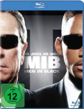 (Men in Black) Nur die Men in Black kennen das bestgehütete Geheimnis der Welt: auf der Erde wimmelt es von Aliens! Außerirdische der unterschiedlichsten Art haben sich - als Menschen getarnt - auf dem Planeten breitgemacht. Einige werden geduldet, andere aufgespürt, gejagt, vertrieben. Und diesen Job erledigen die beiden zähesten unter den Alienjägern, die Agenten Kay (Tommy Lee Jones) und Jay (Will Smith). Doch dann landet ein intergalaktisches Riesenmonster auf der Erde - sein Ziel: die totale Vernichtung der Welt. Trotz optimaler High-Tech-Bewaffnung haben die beiden Super-Agenten jetzt einen lebensgefährlichen Auftrag! Als sie die Fährte des außerirdischen Eindringlings aufgenommen haben, scheint es fast zu spät zu sein - eine globale Katastrophe bahnt sich an... Artikelbild