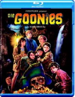 (Die Goonies) Die Goonies, eine Kinderbande aus mehreren halbstarken Jungs, wollen ihren Eltern helfen. Ein Unternehmen hat die Grundstücke, auf denen die Häuser der Eltern stehen, aufgekauft. Ein Umzug würde das Ende der Bande bedeuten. Doch so weit wollen es alle nicht kommen lassen. Beim Aufräumen entdecken sie auf dem Dachboden einen Schatzkarte, die zum Piratenschiff des `Einäugigen Willie` führen soll. Was zunächst als Märchen angesehen wird, entpuppt sich allerdings schnell als durchaus real. Die Kinder geraten in ein Abenteuer hinein, dass sie durch Falltüren lockt und durch ein Labyrinth laufen lässt, bis ihnen klar wird, dass sie nicht die einzigen sind, die hinter dem Schatz her sind... Artikelbild