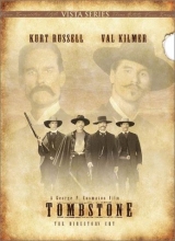 (Tombstone - Directors Cut) Jede Stadt hat ihre Geschichte - Tombstone hat eine Legende! Man schreibt den 26. Oktober 1881. Es ist der Tag, der in dem kleinen Städtchen drei Männern das Leben kostet und vier andere Männer zu Helden macht. Wyatt Earp, der Inbegriff der Gerechtigkeit, seine zwei Brüder Virgil und Morgan sowie deren Freund Doc Holliday treffen am O.K. Corral auf die Clanton- und Mc Laury-Brüder. Der Bleigehalt in der Luft steigt rapide an, wenn die Superstars Kurt Russel und Val Kilmer einer amerikanischen Legende neues Leben einhauchen.
Das ist starbesetztes Westernepos und Action-Movie zugleich: Willkommen in Tombstone! Artikelbild