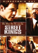(Street Kings) Detective Tom Ludlow (Keanu Reeves) vom LAPD, dem Los Angeles Police Department, hat sich mit seiner kompromisslosen Herangehensweise nicht nur Freunde gemacht und gerät nach einer besonders spektakulären Geiselnahme ins Visier des internen Ermittler Biggs (Hugh Laurie), der nur darauf zu warten scheint, dass Ludlow bei seiner Arbeit einen schwerwiegenden, letzten Fehler begeht. Als einige Tage später Ludlows ehemaliger Partner, Terrance Washington (Terry Crews), von unbekannten Tätern auf offener Straße hingerichtet wird und in Ludlows Armen stirbt, gehört Ludlow zu den Hauptverdächtigen, denn Washington soll bei Biggs gegen ihn ausgesagt haben. Um Ludlow zu schützen, verbietet ihm sein direkter Vorgesetzter, Captain Wander (Forest Whitaker), die Mörder Washingtons zu verfolgen. Dennoch gibt es für Ludlow nur ein Ziel: Er will die Killer fassen und zur Rechenschaft ziehen. Bei dieser Mission steht Ludlow der junge Nachwuchs-Cop Diskant (Chris Evans) zur Seite. Doch bald realisieren die beiden, dass die eigentliche Gefahr für sie innerhalb des undurchsichtigen Polizeiapparates liegt und Ludlows Chef und seine Kollegen ein doppeltes Spiel zu spielen scheinen. Für Ludlow hat der Kampf gegen eine Welt, die von korrupten Kräften gelenkt wird, längst begonnen... Artikelbild