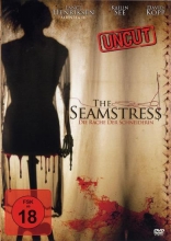 (The Seamstress) Die Schneiderin war einst eine unschuldige Frau, die von Ordnungshütern zu Tode gefoltert wurde und seit dem verflucht ist. Blutrünstig und rachsüchtig jagt das abscheulich verstümmelte Gespenst eine kleine Gruppe von Freunden, die auf der Insel, wo sie selbst einst starb, gefangen sind. Die Freunde, angeführt von Allie, suchen nach deren vermisstem Vater. Als Allie zu verstehen beginnt, dass ihr Vater einer der Ordnungshüter war, beginnt unter ihren Freunden eine grauenhafte und schreckliche Serie von Todesfällen, für die die `Schneiderin` verantwortlich ist. Als die letzten beiden überlebenden Ordnungshüter auch auf der Insel erscheinen, muss Allie sich entscheiden – die Flucht von der unwegsamen Insel oder Rache üben für den Tod ihrer Freunde. Artikelbild