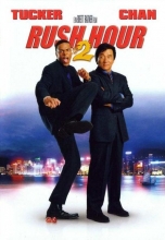 (Rush Hour 2) Lee und Carter sind zurück!Dieses Mal macht das ungleiche Team die Straßen von Hong Kong unsicher,um eine Bande von Geldfälschern auf die Schliche zu kommen.Eigentlich sollte es ja nur ein entspannter Urlaub werden,doch kaum angekommen ,stecken die Supercops schon in den allergrößten Schwierigkeiten.Zwei amerikanische Zöllner,die den Verbrechen auf der Spur waren,sind brutal ermordet worden.Sofort machen sich Lee(Chris Tucker)auf,um den Gaunern mit großer Klappe und harten Schlägen das Handwerk zu legen.Nur Carter hat einige Probleme,sich mit den Gewohnheiten der Einheimischen anzufreunden-oder um es mit Lees Worten auszudrücken: Artikelbild