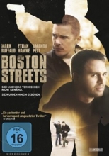 (Boston Streets) Das harte Gesetz der Straße regiert in South Boston. Diebstahl, Raubüberfälle, Drogenhandel, Schutzgelderpressung sind der Alltag, in den die Kumpel Paulie und Brian von Kindheit an hinein wachsen. Aus kleinen Gefälligkeiten für den lokalen Boss werden immer größere `Jobs`, bis die erwachsenen Kleinganoven schließlich für fünf Jahre hinter Gittern landen. Nach ihrer Entlassung will Paulie einen großen Coup durchziehen, der ihnen genug Geld verschafft, um endlich aus dem Sumpf ihres Viertels und ihres Lebens rauszukommen. Aber dafür braucht er die Hilfe seines besten Kumpels. Brian muss sich entscheiden ... Artikelbild