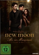 (Twilight - New Moon - Biss zur Mittagsstunde) Kurz nach Bellas 18. Geburtstag faellt Edward den Entschluss, sie zu verlassen - zu ihrem Schutz. Mit gebrochenem Herz taumelt Bella wie eine Schlafwandlerin durch ihr letztes Jahr an der High School. In dieser schwierigen Zeit steht ihr Jacob Black, ein Freund aus Kindertagen, zur Seite. Durch die aufkeimende Beziehung zu Jacob, der als Angehoeriger des geheimnisvollen Stamms der Quileute selbst ein Geheimnis in sich traegt, erwaermt sich Bellas vereistes Herz wieder. Sie entdeckt uralte Geheimnisse, die sie groesseren Gefahren aussetzen als je zuvor - und den wahren Grund, warum Edward gegangen ist. Schliesslich muss sie sich auch der Aussicht auf ein moeglicherweise toedliches Wiedersehen mit ihrer grossen Liebe stellen... Artikelbild
