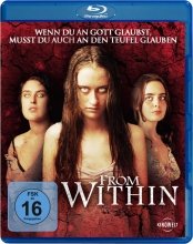 (From Within) Das romantische Beisammensein zweier Teenager endet tragisch. Mitten im Date bringt Sean sich unerklärlicherweise selbst um. Der Anstoß einer ganzen Serie von brutalen Selbstmorden in der kleinen gottesfürchtigen Stadt Grovetown. Während die Bewohner, geblendet von einem fanatischen Priester, die Morde als Reinigung der Gesellschaft ansehen, beginnt für Lindsay ein Wettlauf gegen die Zeit, denn sie muss einen Weg finden, den Fluch zu stoppen, bevor er auch sie heimsucht. Artikelbild