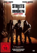 (Streets of Brooklyn - Gang Wars) “Jeder will entweder ein Schauspieler oder ein Gangster sein.” Das ist Tony Donitellos Lebensmaxime. Sein Bruder und er sind in Bensonhurst, Brooklyn, aufgewachsen, einem Ort, an dem man schnell drei Dinge lernt: Du weißt nichts, Du hörst nichts, Du sagst nichts! Tony lernt den gefährlichen Mafia-Boss „Crazy Sal“ Cortino kennen und ehe er sich versieht, befindet er sich auf dem Weg, zu dem zu werden, was er eigentlich am liebsten spielen würde: einen hartgesottenen Gangster. Immer schneller dreht sich die Spirale. Und immer weniger hat Tony darauf Einfluss. Er ist gefangen in einer Welt der ehrenwerten Gesellschaft, in der Freundschaft und Loyalität alles gelten, aber Verrat mörderisch bestraft wird. Artikelbild