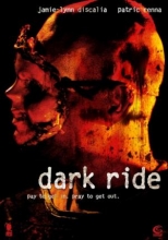 (Dark Ride) Cathy und ihre Freunde sind auf einem Road Trip unterwegs und wollen die Nacht in der Atrraktion DARK RIDE eines stillgelegten Vergnügungsparks verbringen. Die Legende besagt, dass er geschlossen wurde, als vor einigen Jahren zwei kleine Mädchen ermordet aufgefunden wurden. Doch die Freunde ahnen nicht, dass der Killer der Mädchen aus der Psychatrie entkommen, und an den Ort des Verbrechens zurückgekehrt ist. Artikelbild