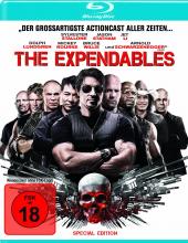 (The Expendables S.E.) Barney Ross (Sylvester Stallone) ist der Anführer der härtesten Söldner-Truppe der Welt: The Expendables. Ihr Leben ist der Kampf. Und dabei vertrauen sie niemandem – nur sich selbst. Lee Christmas (Jason Statham), der ehemalige SAS-Messerexperte, Yin Yang (Jet Li), der Nahkampfspezialist, Hale Caesar (Terry Crews), der Feuerwaffenspezialist, Toll Road (Randy Couture), der Sprengstoffexperte, und der Scharfschütze Gunnar Jensen (Dolph Lundgren) bekommen den Auftrag, sich in ein südamerikanisches Land einzuschleusen, um den dort herrschenden, korrupten Diktator zu eliminieren. Für die ausgebildeten Krieger eigentlich keine große Herausforderung. Doch schon bald stellt sich heraus, dass ihr Auftraggeber ein doppeltes Spiel spielt. Die „Expendables“ geraten zwischen alle Fronten und werden mitten im Kampfgeschehen plötzlich von Jägern zu Gejagten. Artikelbild