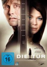 (Die Tür) Der Maler David Andernach (Mads Mikkelsen) ist auf der Höhe seines Erfolgs, als ein tragisches Unglück von einer Sekunde auf die andere alles verändert. Während er seine schönen Nachbarin Gia (Heike Makatsch), mit der er eine Affäre hat, besucht, ertrinkt sein Töchterchen Leonie im Pool seines Hauses. Von Schuldgefühlen gepeinigt, bekommt David sein Leben nicht mehr in den Griff, zumal seine Frau Maja (Jessica Schwarz) ihm nicht verzeihen kann. David, völlig am Ende, will sich umbringen, als er unerwartet eine verborgene Tür in die Vergangenheit entdeckt. Durch sie gelangt er zurück zu dem alles entscheidenden Augenblick und erhält so die Möglichkeit, seine Tochter zu retten. Doch die Glück verheißende Chance auf einen Neuanfang entpuppt sich bald als Horrortrip, denn die Vergangenheit birgt dunkle, verhängnisvolle Geheimnisse. Artikelbild