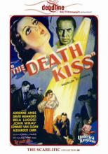 (The Death Kiss - The Scare-Ific Collection 02) Myles Brent, Hauptdarsteller in THE DEATH KISS, wird beim Dreh der letzten Szene des Films ermordet. Die Polizei deckt auf, dass das Opfer bei den Frauen Hollywoods sehr beliebt war, was jede von ihnen ebenfalls zu einem potenziellen Opfer macht. Als der Verdacht auf Marcia Lane fällt, beschließt der Drehbuchautor Franklyn Drew, auf eigene Faust zu ermitteln. Gedreht in Hollywood, spiegelt THE DEATH KISS die Atmosphäre der Hollywood-Studios der 1930er Jahre wider. Bei seinem ersten Film hatte Regisseur Edwin L. Marin die Chance, mit den drei Hauptdarstellern von Tod Brownings` Dracula zusammenzuarbeiten, der im Jahr zuvor in die Kinos kam. David Manners, Marcia Lanes Liebhaber, spielte Jonathan Harker, Edward Van Sloan, der in THE DEATH KISS einen unsympathischen Regisseur darstellt, Van Helsing. Bela Lugosi, der hier in einer Nebenrolle zu sehen ist, verkörperte den berühmten Dracula. Artikelbild