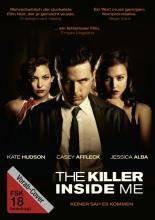 (The Killer inside me) Eine staubige Kleinstadt in Texas ist das Revier von Sheriff Lou Ford (Casey Affleck). Doch was sich hinter seiner kleinbürgerlichen, braven und stillen Fassade versteckt, sieht niemand kommen... `Das Problem in einer Kleinstadt ist, das jeder denkt, Dich zu kennen.` Lou Ford hat Probleme. Frauenprobleme. Jobprobleme. Und eine Menge Tote, die in seinem Zuständigkeitsbereich auftauchen. Die Tatsache, dass er ein Sadist, Mörder und Psychopath ist, hilft ihm auch nicht grade, denn so langsam gehen ihm die Alibis für die Leichen aus, die seinen Weg pflastern. Die gutmütige Prostituierte Joyce (Jessica Alba) verfällt dem Teufel in Uniform sofort und zusammen leben sie ihre bizarren sexuellen Phantasien aus. Seine unschuldige Freundin Amy (Kate Hudson) ahnt nicht das geringste davon und glaubt des Beteuerungen des kaltblütigen Sheriffs ein ums andere Mal... Artikelbild