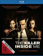 (The Killer inside me) Eine staubige Kleinstadt in Texas ist das Revier von Sheriff Lou Ford (Casey Affleck). Doch was sich hinter seiner kleinbürgerlichen, braven und stillen Fassade versteckt, sieht niemand kommen... `Das Problem in einer Kleinstadt ist, das jeder denkt, Dich zu kennen.` Lou Ford hat Probleme. Frauenprobleme. Jobprobleme. Und eine Menge Tote, die in seinem Zuständigkeitsbereich auftauchen. Die Tatsache, dass er ein Sadist, Mörder und Psychopath ist, hilft ihm auch nicht grade, denn so langsam gehen ihm die Alibis für die Leichen aus, die seinen Weg pflastern. Die gutmütige Prostituierte Joyce (Jessica Alba) verfällt dem Teufel in Uniform sofort und zusammen leben sie ihre bizarren sexuellen Phantasien aus. Seine unschuldige Freundin Amy (Kate Hudson) ahnt nicht das geringste davon und glaubt des Beteuerungen des kaltblütigen Sheriffs ein ums andere Mal... Artikelbild