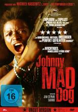 (Johnny Mad Dog) Ein Jugendlicher läuft, bewaffnet mit einer schweren AK-47, durch die sengende Hitze der Stadt. Der 15-jährige Johnny ist ein Kindersoldat, der mit seiner Truppe raubend und mordend durch das Land zieht. Die 16-jährige Lakolé, die verzweifelt versucht, ihren kranken Vater und ihren kleinen Bruder zu retten, ist eines seiner Opfer. Scheinbar grundlos, durch Gier nach Macht, Hunger und Leid, ist ein Krieg entstanden, den nun Kinder und Jugendliche austragen, und bei dem eigentlich keiner mehr weiß, warum immer wieder das Feuer eröffnet wird und Hunderte von Menschen täglich sterben müssen. Artikelbild