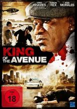 (King of the Avenue) Taz (Simon Rex, „Scarie Movie“ Teil 3 + 4) will der größte Drogendealer von Miami werden. Da kommt das Angebot des Teufels persönlich, ihm dabei zu helfen, gerade recht. Taz nimmt dankend an und erntet sofort in Gestalt von Macht, Geld und schönen Frauen den erhofften Erfolg. Doch der Teufel verlangt natürlich seinen verprochenen Obolus. Und um den zu bekommen schickt er seinen mächtigsten Dämon in Gestalt von Norman (Ving Rhames, „Pulp Fiction“), Tazs Stiefvater. Irgendwie muss Taz es schaffen, aus diesem Deal mit dem Teufel wieder raus zu kommen... Artikelbild