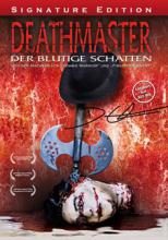 (Deathmaster - Der blutige Schatten) Alle kennen sie, die kleinen Vororte von großen Städten, ruhig und besinnlich. Doch eine blutige Schneise der Verwüstung zieht sich durch die sonst so ruhige Kleinstadt, die OLIVER sein Zuhause nennt. Das absolute Chaos bricht aus. Dabei hat OLIVER ganz andere Sorgen, er versucht das Herz von MARIE zu erobern. Doch seine Pläne gehen nicht auf, denn der DEATHMASTER macht ihm einen gehörigen Strich durch die Rechnung. Es kommt zu einem actiongeladenen Kampf um Leben und Tod, mit schwingenden Äxten, Schwertern, Pistolen und Fäusten. Artikelbild