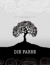 (Die Farbe - Nach einem Roman von H.P. Lovecraft) 1972 - Boston, USA: Jonathan Davis Vater ist verschwunden. Niemand weiß zunächst, weshalb und wohin. Die Spur führt schließlich nach Deutschland, wo der Vater Ende des Zweiten Weltkriegs als Militärarzt stationiert war. In einem alten Dorf trifft Jonathan auf einen alten Mann, der behauptet, seinen Vater gekannt zu haben. Damals, kurz vor Ausbruch des Krieges, stürzte ein Meteor in das Tal und stellte Wissenschaftler vor ein großes Rätsel, da er sich nach und nach in Luft auflöste. Es dauerte nicht lange, bis sich das Leben im Tal veränderte – die Vegetation wucherte, die Früchte nahmen üppige Ausmaße an, doch sie waren ungenießbar, und die Tiere verhielten sich seltsam. Auch die Nachbarsfamilie war von dem Einfluss des Meteors betroffen: die Kinder sahen und hörten seltsame Dinge, die Mutter wurde allmählich wahnsinnig und musste eingesperrt werden... und das ist bei weitem noch nicht die ganze unglaubliche Geschichte, die der alte Mann zu erzählen hat. Artikelbild