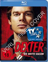 (Dexter - Season 3) Dexter ist zurück und ist mehr Killer als jemals zuvor! Nachdem er sich seinen dunkelsten Dämonen gestellt hat und dem FBI entkommen ist, begegnet Dexter einer neuen Art, jemandem das Leben zu nehmen, und gerät durch einen aufsehenerregenden Fall in das Visier des mächtigsten und einflussreichsten Staatsanwalts von Miami. Wird Dexters Drang, diejenigen zu beseitigen, die durch die Maschen des Gesetzes schlüpfen konnten, letztendlich zu seinem eigenen Verhängnis? Oder wird sein neuer Freund im Büro der Staatsanwaltschaft dafür sorgen, dass er seinen Weg ungehindert weitergehen kann? Artikelbild