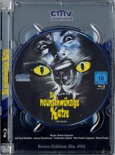 (Die Neunschwänzige Katze L.E. Retro) Der blinde Franco Arno verlor bei einem Unfall sein Augenlicht. Den Job als Reporter musste er deshalb aufgeben. Sein Geld verdient er sich aber seitdem noch immer bei der Zeitung: Er entwickelt Kreuzworträtsel. Weil er nicht sehen kann ist er oft auf die Hilfe seiner kleinen Nichte angewiesen. Als er eines Tages mit ihr spazierengeht, hört er dabei vor einem medizinischen Institut, in dem Genforschung betrieben wird, zufällig eine seltsame Unterhaltung von zwei Männern in einem Auto mit. Später an diesem Tag, oder genauer gesagt in der Nacht, bricht jemand ohne ersichtlichen Grund in dieses Institut ein und tötet dabei einen Wachmann. Der neugierige Arno beschliesst darauf, ein wenig auf eigene Faust nachzuforschen und erhält dabei Hilfe von dem Reporter Carlo Giordani. Bald folgt eine Mordserie, die mit dem Vorfall im Institut zusammenhängen zu scheint. Die beiden finden mit der Zeit neun verschiedene Hinweise, denen sie nachgehen müssen um das Rätsel, wer der Mörder ist und warum er seine Taten beging, lösen zu können. Artikelbild