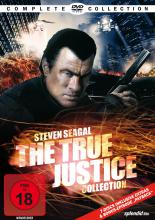 (The True Justice Collection - Complete Collection) Die Kampfsportikone Steven Seagal („Machete“, “Driven to Kill“) macht sich in der explosiven und nervenaufreibenden True Justice Collection auf, sämtlichen Killern, Dealern und Mafiosi in Seattle den Garaus zu machen. Gewohnt kompromisslos jagt Steven Seagal (Elijah Kane) mit seinem Elite-Undercoverteam skrupellose Gangster, um jede kriminelle Energie im Keim zu ersticken. Dass es in den einzelnen Teilen dieser Box zwangsläufig zu jeder Menge Streetfighting, Shootouts und knallharten Martial-Arts-Einlagen kommt, versteht sich von selbst! Für Fans des „Haudegens“ ein unbedingtes Muss... Artikelbild
