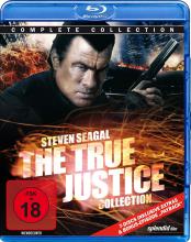 (The True Justice Collection - Complete Collection) Die Kampfsportikone Steven Seagal („Machete“, “Driven to Kill“) macht sich in der explosiven und nervenaufreibenden True Justice Collection auf, sämtlichen Killern, Dealern und Mafiosi in Seattle den Garaus zu machen. Gewohnt kompromisslos jagt Steven Seagal (Elijah Kane) mit seinem Elite-Undercoverteam skrupellose Gangster, um jede kriminelle Energie im Keim zu ersticken. Dass es in den einzelnen Teilen dieser Box zwangsläufig zu jeder Menge Streetfighting, Shootouts und knallharten Martial-Arts-Einlagen kommt, versteht sich von selbst! Für Fans des „Haudegens“ ein unbedingtes Muss... Artikelbild