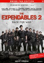 (The Expendables 2 - Back For War (Swiss Edition)) THE EXPENDABLES sind zurück. Mit einer neuen Mission. Mit spektakulärer Action, unglaublichen Stunts und bissig-ironischem Humor sind sie nicht nur gnadenlos gut, sondern auch gnadenlos erfolgreich! Die Expendables haben einen neuen Auftrag! Barney Ross (Sylvester Stallone), Lee Christmas (Jason Statham), Yin Yang (Jet Li), Gunnar Jensen (Dolph Lundgren), Toll Road (Randy Couture), Hale Caesar (Terry Crews), Billy the Kid (Liam Hemsworth) und Maggie (Yu Nan) werden von Mr. Church (Bruce Willis) für einen Job engagiert, der nach leicht verdientem Geld aussieht. Doch der Plan geht schief und einer der furchtlosen Söldnertruppe wird brutal ermordet. Getrieben vom Drang der Vergeltung brechen die Expendables in feindliches Gebiet ein und stehen einem gefährlichen und brutaleren Feind gegenüber als sie erwartet hatten. Doch getrieben vom Drang nach Vergeltung zieht die Truppe eine Schneise der Verwüstung hinter sich her und wird am Ende weit mehr als ‚nur‘ ihren Bruder rächen... Artikelbild