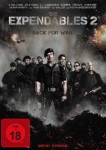 (The Expendables 2) THE EXPENDABLES sind zurück. Mit einer neuen Mission. Mit spektakulärer Action, unglaublichen Stunts und bissig-ironischem Humor sind sie nicht nur gnadenlos gut, sondern auch gnadenlos erfolgreich! Die Expendables haben einen neuen Auftrag! Barney Ross (Sylvester Stallone), Lee Christmas (Jason Statham), Yin Yang (Jet Li), Gunnar Jensen (Dolph Lundgren), Toll Road (Randy Couture), Hale Caesar (Terry Crews), Billy the Kid (Liam Hemsworth) und Maggie (Yu Nan) werden von Mr. Church (Bruce Willis) für einen Job engagiert, der nach leicht verdientem Geld aussieht. Doch der Plan geht schief und einer der furchtlosen Söldnertruppe wird brutal ermordet. Getrieben vom Drang der Vergeltung brechen die Expendables in feindliches Gebiet ein und stehen einem gefährlichen und brutaleren Feind gegenüber als sie erwartet hatten. Doch getrieben vom Drang nach Vergeltung zieht die Truppe eine Schneise der Verwüstung hinter sich her und wird am Ende weit mehr als ‚nur‘ ihren Bruder rächen... Artikelbild