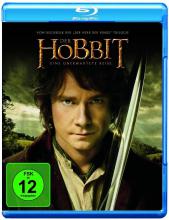 (Der Hobbit: Eine unerwartete Reise) Im Mittelpunkt steht der Titelheld Bilbo Beutlin, der unversehens an einer epischen Mission teilnehmen muss: Es gilt, dass Zwergenreich Erebor zu befreien, das vor langer Zeit vom Drachen Smaug unterworfen wurde. Überraschend taucht der Zauberer Gandalf bei Bilbo auf, und schon bald begleitet der Hobbit die Gruppe der 13 Zwerge unter der Führung des legendären Kriegers Thorin Eichenschild. Ihre Reise führt sie in die Wildnis, durch gefährliche Gebiete, in denen es von Orks, tödlichen Wargen und Riesenspinnen, Hautwechslern und Zauberern nur so wimmelt. Artikelbild