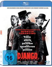 (Django Unchained) Angesiedelt in den Südstaaten, zwei Jahre vor dem Bürgerkrieg, erzählt DJANGO UNCHAINED die Geschichte von Django (Oscar®-Preisträger JAMIE FOXX), ein Sklave, dessen brutale Vergangenheit mit seinen Vorbesitzern dazu führt, dass er dem deutschstämmigen Kopfgeldjäger Dr. King Schultz (Oscar®-Preisträger CHRISTOPH WALTZ) Auge in Auge gegenübersteht. Schultz verfolgt gerade die Spur der mordenden Brittle-Brüder und nur Django kann ihn ans Ziel führen. Der unorthodoxe Schultz sichert sich daher Djangos Hilfe, indem er ihm verspricht, ihn zu befreien, nachdem er die Brittles gefangen genommen hat – tot oder lebendig. Nach erfolgreicher Tat löst Schultz sein Versprechen ein und setzt Django auf freien Fuß. Dennoch gehen die beiden Männer ab jetzt nicht getrennte Wege. Stattdessen nehmen sie gemeinsam die meistgesuchten Verbrecher des Südens ins Visier. Während Django seine überlebensnotwendigen Jagdkünste weiter verfeinert, verliert er dabei sein größtes Ziel nicht aus den Augen: Er will seine Frau Broomhilda (KERRY WASHINGTON) finden und retten, die er einst vor langer Zeit an einen Sklavenhändler verloren hat. Ihre Suche führt Django und Schultz zu Calvin Candie (der für einen Oscar® nominierte LEONARDO DICAPRIO). Candie ist der Eigentümer von „Candyland“, einer berüchtigten Plantage, auf der Sklaven von Trainer Ace Woody (KURT RUSSELL) in Form gebracht werden, um in sportlichen Wettkämpfen gegeneinander anzutreten. Als Django und Schultz das Gelände der Plantage unter Vorgabe falscher Identitäten auskundschaften, wecken sie das Misstrauen von Candies Haussklaven und rechter Hand Stephen (der für einen Oscar® nominierte SAMUEL L. JACKSON). Jede ihrer Bewegungen wird fortan genau überwacht und eine heimtückische Organisation ist ihnen bald dicht auf den Fersen. Wenn Django und Schultz mit Broomhilda entkommen wollen, müssen sie sich zwischen Unabhängigkeit und Solidarität, zwischen Aufopferung und Überleben entscheiden… Artikelbild