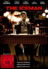 (The Iceman) New York in den 60ern: Richard (Michael Shannon) hat es nicht leicht. Aufgewachsen in einer kaltherzigen Umgebung, schlägt er sich mit Gelegenheitsjobs durch. Als er seine wahre Liebe Deborah (Winona Ryder) trifft, setzt er alles daran, eine heile Familienwelt aufzubauen. Durch Zufall trifft er Gangsterboss Roy Demeo (Ray Liotta), der Richards empathische Kaltblütigkeit für seine Zwecke nutzen wird: als skrupelloser Auftragsmörder. Richard blüht förmlich auf in seinem neuen Job und spielt zu Hause den braven Familienvater. Doch die Jahre vergehen, und es fällt ihm immer schwerer, seiner Frau seine gewalttätige Seite zu verbergen. Auch die Polizei ist längst hinter dem ominösen Killer her … Wie lange wird es Richard gelingen, seine blutigen Spuren zu verwischen? Artikelbild