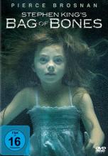 (Bag of Bones) „STEPHEN KING`S BAG OF BONES” ist ein unvergesslicher Psychothriller, der auf Stephen King`s preisgekröntem Bestsellerroman „Sara” basiert. Der zweimal für den Golden Globe Award nominierte Pierce Brosnan (`Stirb an einem anderen Tag`) spielt die Hauptrolle als Mike Noonan, ein Schriftsteller, der nach dem Tod seiner Frau Jo (Annabeth Gish, TV-Serie „Pretty Little Liars”) eine Schreibblockade erleidet. Ein Traum inspiriert ihn, in das gemeinsame Sommerhaus am See zurückzukehren, in der Hoffnung, die Wahrheit über den plötzlichen Tod seiner Frau herauszufinden. Dort wird er jedoch von grauenhaften Albträumen geplagt und vom Geist der toten Bluessängerin Sara Tidwell (Anika Noni Rose, Dreamgirls) heimgesucht. Durch den Spuk der Einheimischen von Dark Score Lake erfährt Mike, dass seine verstorbene Frau noch eine Botschaft für ihn hat. Jason Priestly (TV-Serie „Beverly Hills, 90210”), Melissa George (`30 Days Of Night`) und William Schallert (TV-Serie „True Blood”) spielen weitere Hauptrollen in diesem unvergesslichen Thriller. Artikelbild