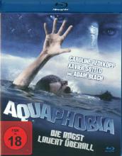 (Aquaphobia - Die Angst lauert überall) Taylor Evans ist eine attraktive, erfolgreiche und moderne Frau, die jederzeit im Geschäftsleben alles im Griff hat. Nichts bereitet ihr Angst, nur eine Kleinigkeit: Wasser! Schon immer hatte sie deswegen leichte Albträume, doch als es schlimmer wird und sie plötzlich sogar Panik vor Regentropfen bekommt, sucht Sie den Phobie-Spezialisten Dr. John Cane auf. Dieser ist auf seinem Gebiet wegen seiner doch recht eigenwilligen Behandlungsmethoden recht umstritten, doch letztendlich begibt Taylor sich in seine Hände und fährt mit auf seine einsame Insel, wo er seine Patienten angeblich alle therapiert. Dieses hätte sie lieber nicht machen sollen, da Dr. Cane dort ganze andere Dinge mit ihr vorhat, als sie von ihrer Krankheit zu heilen. Schreckliche Dinge, die eine Widerkehr unmöglich machen sollen… Pressezitat: `Unglaublich spannend` (Gorehounds.com) Artikelbild