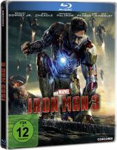 (Iron Man 3) Er ist exzentrisch, genial, scharfzüngig – doch nicht unbesiegbar. Das muss Tony Stark alias Iron Man (Robert Downey Jr.) erkennen, als er sich einem Gegner gegenübersieht, der keine Grenzen kennt. Nachdem dieser ihm all das, was Stark am Herzen liegt, genommen hat, begibt sich der geschlagene Held auf die leidvolle Suche den zu finden, der dafür verantwortlich ist – eine Reise, die seinen Mut und seine Standhaftigkeit auf eine harte Probe stellen wird. Mit dem Rücken zur Wand kann sich Stark auf seiner Mission nur noch auf seine eigenen Instrumente, seinen Scharfsinn und seine Instinkte verlassen um jene zu schützen, die ihm am wichtigsten sind. Während er sich langsam wieder zu alter Form zurückkämpft, findet Stark die Antwort auf die Frage, die ihn insgeheim schon lange verfolgt: Macht der Mann den Anzug oder macht der Anzug den Mann? Artikelbild