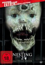 (The Nesting 2 - Amityville Asylum) Lisa Templeton nimmt einen neuen Job als ! Putzfrau im High Hopes Hospital, einer Psychiatrie in Amityville, an. Erst ist sie froh, diesen Job bekommen zu haben, doch schon bald erkennt sie, dass nicht alles so ist, wie es scheint. Sowohl die Mitarbeiter als auch die psychotischen Patienten setzen ihr zu, aber wirklich Angst machen ihr die übernatürlichen Ereignisse, die während der Nachtschicht stattfinden. Lisa beschließt, dass sie die mysteriöse Vergangenheit dieser Institution und ihrer Insassen aufdecken muss, wenn sie nicht selbst wahnsinnig werden will. Doch was sie findet, ist erschreckender als alles, was sie sich je hätte vorstellen können. Artikelbild