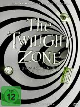 (Twilight Zone - Staffel 1) Ein Mann, den sein Weg in die Heimatstadt buchstäblich in die Vergangenheit führt, ein anderer, der sich in einer komplett verlassenen Stadt beobachtet fühlt. Ein Hypochonder, der für Unsterblichkeit seine Seele verkauft und ein Mann, der sein Gesicht beliebig verändern kann - das sind nur vier der Schicksale aus der `Dimension der Fantasie`, dem `Reich der Dämmerung`, der `Twilight Zone`, die sich 1959 dazu anschickte, das Gesicht von Science Fiction und Fernsehen für immer zu verändern. Artikelbild