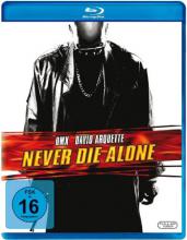 (Never Die Alone) Seine letzten Momente verbringt King David mit Paul, einem ehrgeizigen Journalisten, der ihn zwar erst vor wenigen Minuten kennen lernte, aber für den Rest seines Lebens durch diese Begegnung ein anderer Mensch sein wird. King David – halb Prediger, halb Satan und bestens vertraut mit den Spielregeln der Straße – überlässt Paul ein Tonband mit der Geschichte seiner letzten Taten – eine fesselnde, poetische Predigt über Verbrechen und seine Konsequenzen. Die Bänder enthüllen den Kreislauf von Gewalt und Vergeltung, der King Davids Leben auszeichnete und der mit voller Wucht auf ihn zurückschlug – genau so, wie er es insgeheim immer befürchtet hatte... Artikelbild