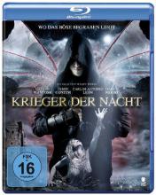 (Krieger der Nacht) Auf einer Baustelle entdecken Arbeiter ein uraltes steinernes Kreuz und einen mysteriösen Holzpflock. Als diese Artefakte aus der Erde gehoben werden, erwacht Laura, ein wunderschöner Vampir aus einem Jahrhunderte langem Schlaf. Laura versucht, die Welt, die ihr völlig fremd ist, zu verstehen und langsam erwacht auch ihre Erinnerung an ihr früheres Leben als Mensch und an einen Geliebten, der ein Geheimnis in sich trug. Dann nimmt ein gefährlicher Vampirjäger Lauras Verfolgung auf. Artikelbild