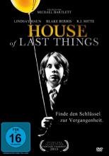 (House of Last Things) Alan ist ein erfolgreicher Musikkritiker, seine Frau Sarah seit Monaten in Therapie wegen einer Tragödie, über die niemand spricht. Als sie entlassen wird, zwingt Alan sie zu einer Reise nach Italien. Er hat mit Kelly auch einen Haussitter gefunden, aber die bringt ihren jüngeren Bruder Tim und ihren nichtsnutzigen Freund Jesse dazu. Jesse entscheidet sich schließlich, den achtjährigen Adam zu entführen, aber niemand scheint davon Notiz zu nehmen. Seine scheinbare Unschuld zieht alle in ihren Bann, während Alan in Italien Sarah mit einer schrecklichen Wahrheit konfrontiert. Eine Wahrheit über einen Jungen, der bei einem Unfall starb, aber immer noch präsent ist – und nun Kelly, Jesse und Tim heimsucht. Artikelbild