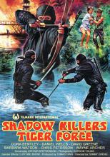 (Shadows Killer Tiger Force (Frauenlager..) S.E. (Cover B)) Frauenlager der Ninja - 2-Versionen-Spezial-Edition Immer häufiger verschwinden blutjunge, hübsche Mädchen auf geheimnisvolle Art und Weise. Sie werden von den skrupellosen Black Ninjas gekidnappt, die weder vor Mord, Folter oder Vergewaltigung zurückschrecken, um dann an Bordelle oder reiche Amerikaner verkauft zu werden. Als Jenny, die Tochter des reichen Geschäftsmanns Jack Bentley, ein Opfer der brutalen Entführer wird, entschließt sich dieser dazu, das Gesetz in die eigenen Hände zu nehmen. Ein Ninja-Killer, die ebenso schöne wie gefährliche Tina, soll Jenny und die anderen Frauen aus ihrer qualvollen Gefangenschaft befreien. Als Tina durch einen Trick selbst in dem schwer bewachten Lager interniert wird, erwartet sie jedoch ein Höllenjob. Mit dem Mut der Verzweiflung, aber auch der Gewissheit, dass die geschundenen Mädchen ihren Kampf gegen die Black Ninjas und den sadistischen Lagerkommandanten unterstützen, setzt sie alles auf eine Karte. Werden die Frauen ihren Peinigern entkommen und den finalen Kampf gegen das Ninja-Oberhaupt Davis gewinnen? Artikelbild